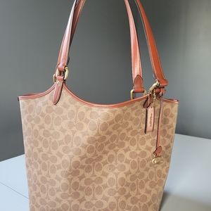 COACH DAY TOTE IN SIGNATURE SADDLE.